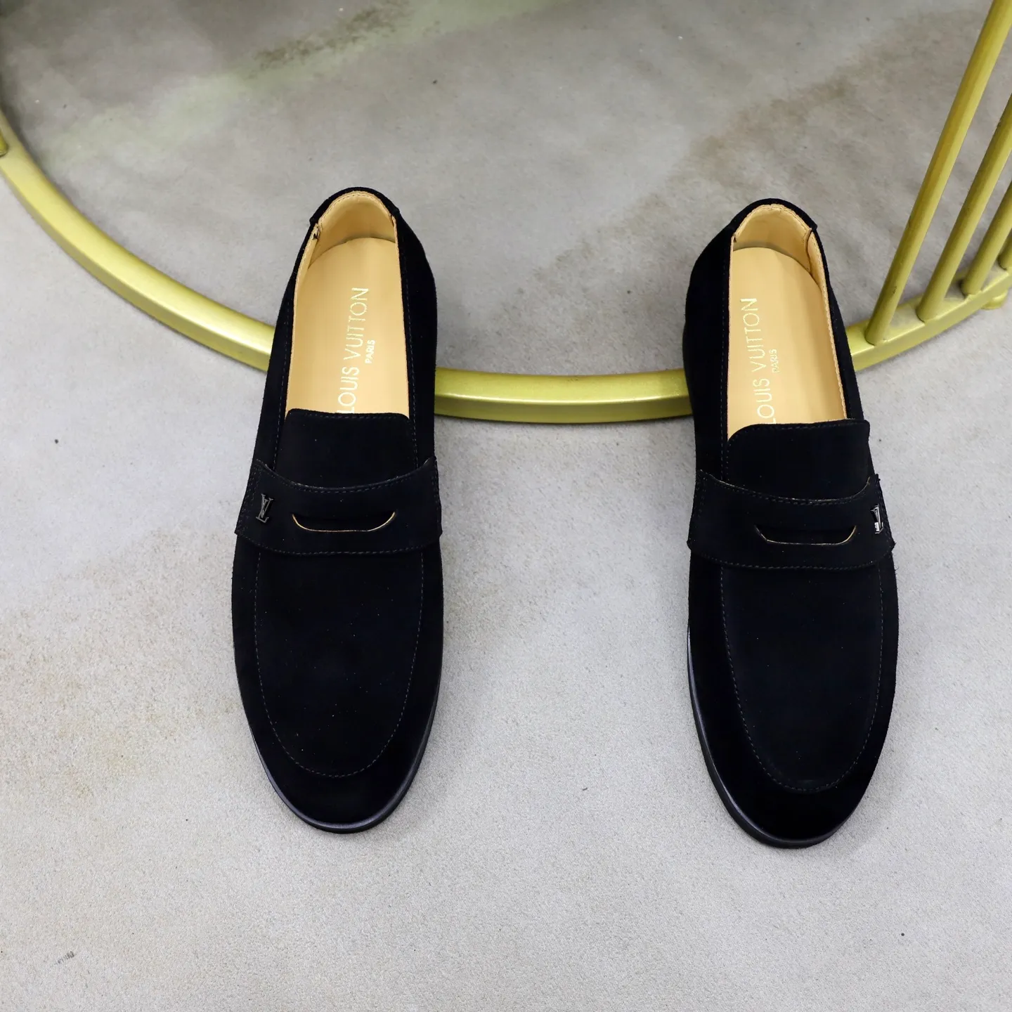 Ex-factory price: 442💰🙅‍♂️🙅‍♂️🙅‍♂️ Brand: LV Louis Vuitton Standard code: 38-44 (45 customized) Grade: Same as the official website Material: Original cow suede material stitching Comfortable and breathable cowhide lining Lightweight wear-resistant foam outsole Style category: Men's fashionable casual shoes Running sports shoes Distinguished luxury brand elements Top luxury color: actual picture color